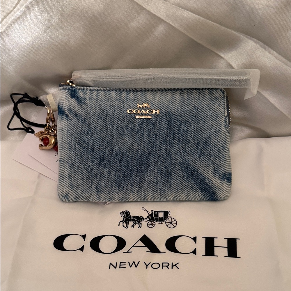 🩵🍒Coach NWT Corner Zip Wristlet In Loved Denim With Charms and Gold Hardware - Picture 3 of 7
